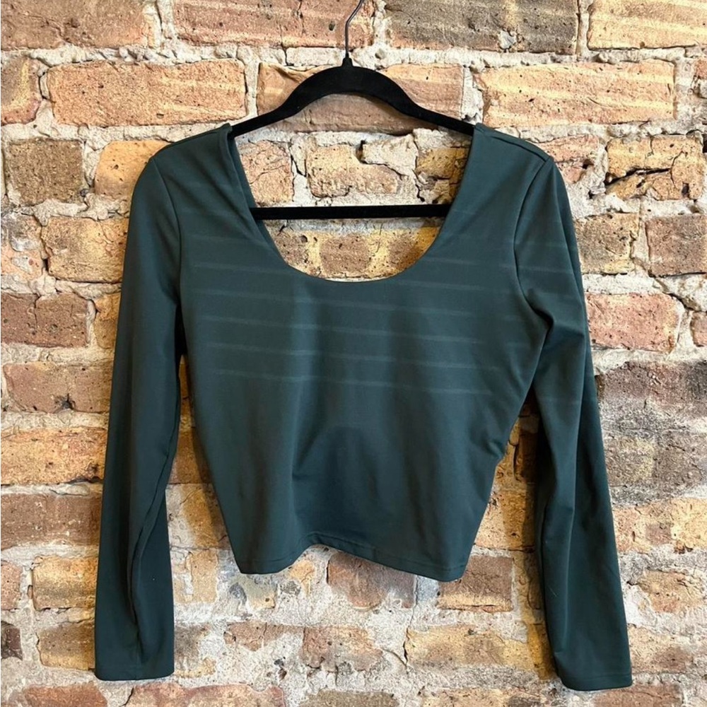 Fabletics Oasis Twist Long Sleeve Crop Top